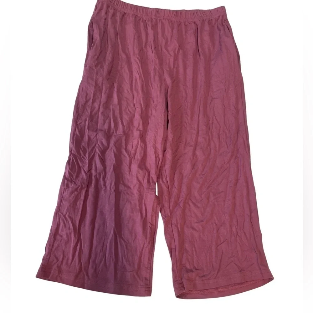 POPYOUNG Mauve pajama set. Soft fabric with a cropped pant. Womens size medium.